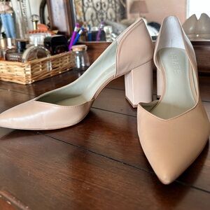 Nude pumps. Block heel